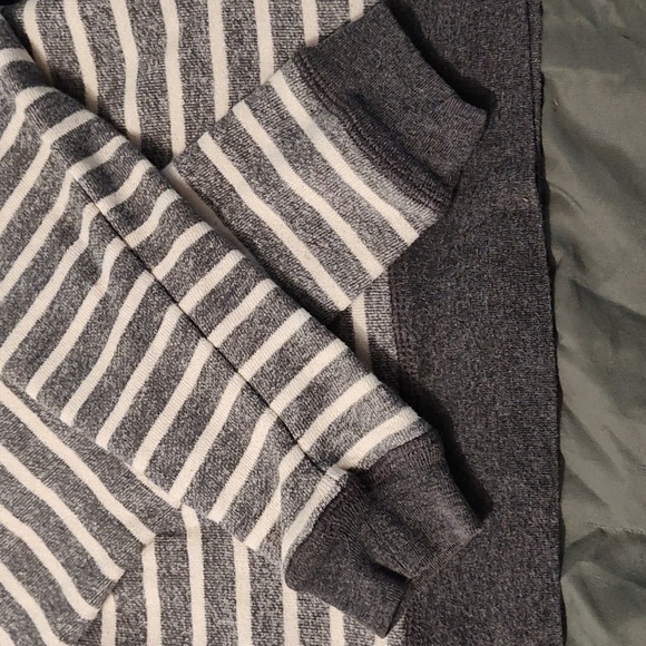 Gray and white striped lightweight sweatshirt from per se sport. - Picture 4 of 5